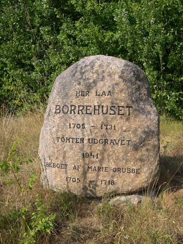 Mindesten ved Borrehuset. Foto: Søren Nielsen